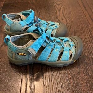 Big Kids size 2 keen sandals, EUC